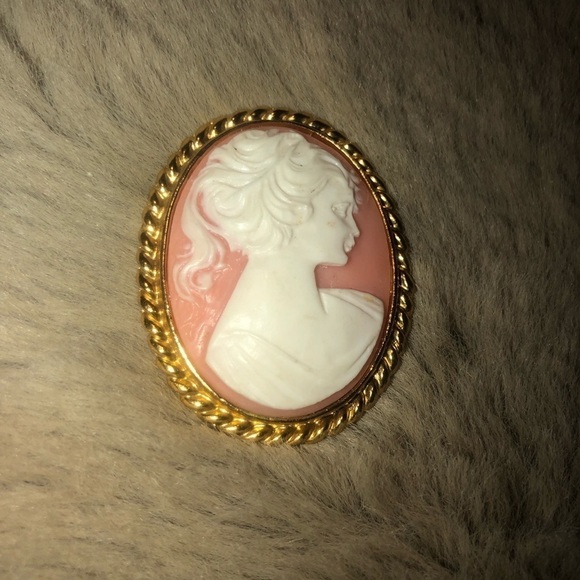 VTG Cameo - Pink White & Gold Tone Costume Brooch 2” - Picture 2 of 4